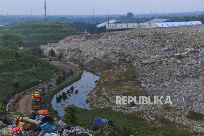 Tempat Pembuangan Sampah Terpadu (TPST) Bantargebang, Bekasi, Jawa Barat.