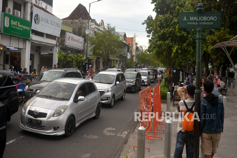 Kendaraan terjebak kemacetan di Malioboro, Yogyakarta. Polresta Yogyakarta memberlakukan pembatasan lalu lintas di sejumlah titik Yogyakarta saat libur Lebaran.