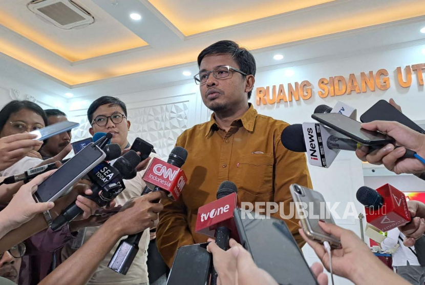 Komisioner Komisi Pemilihan Umum (KPU) RI Idham Holik saat memberikan keterangan pers di Gedung KPU RI, Jakarta Pusat, Kamis (11/1/2024). 