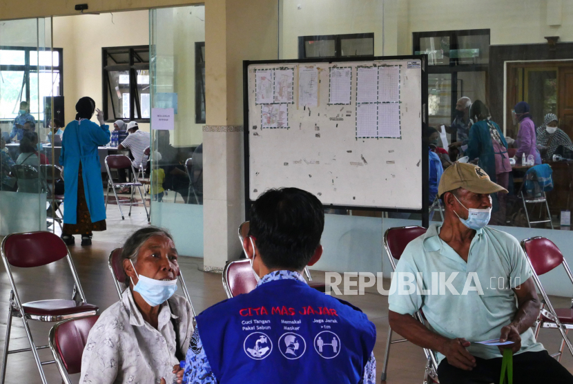 Warga berbincang dengan tenaga kesehatan usai vaksinasi massal Covid-19 di Kalurahan Trihanggo, Sleman, Yogyakarta, Rabu (17/11). Untuk Provinsi Daerah Istimewa Yogyakarta, ada 3 dari 5 kapanewon/kota yang vaksinasi Covid-19 dosis 2 sudah mencapai angka 70 persen. Yakni Kapanewon Sleman, Kota Yogyakarta, dan Kapanewon Kulon Progo. Total sudah terdapat 2.344.757 jiwa di DIY yang menerima dosis kedua vaksin Covid-19.