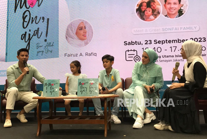 Fairuz A Rafiq meluncurkan buku Move On Aja! di IBF yang digelar di Istora Senayan Jakarta, Sabtu (22/9/2023).