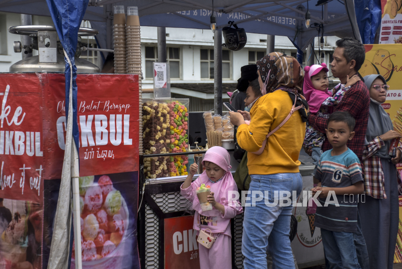 Sejumlah warga membeli jajanan ciki ngebul (cikbul) di Jalan Dr Ir Sukarno, Sumur Bandung, Kota Bandung. Kementerian Kesehatan terima laporan baru kasus keracunan chiki ngebul di Jawa Timur.