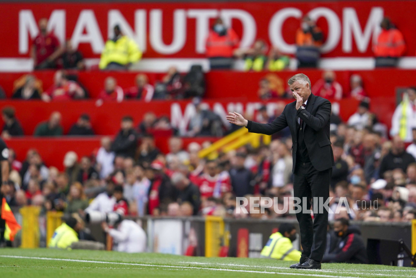 Manajer Manchester United Ole Gunnar Solskjaer memberi isyarat selama pertandingan sepak bola Liga Premier Inggris antara Manchester United dan Leeds United di Old Trafford di Manchester, Inggris, Sabtu, 14 Agustus 2021.