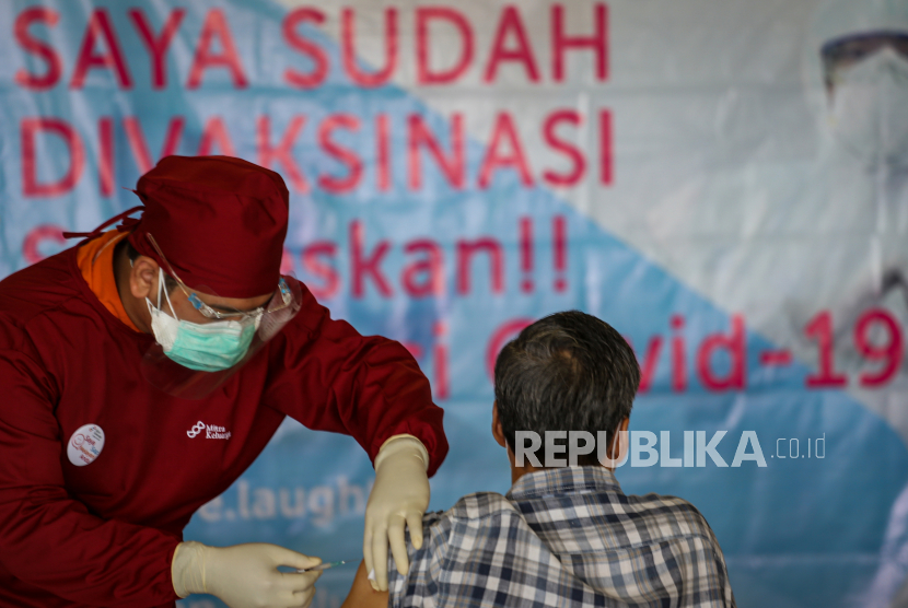 Vaksinator menyuntikkan vaksin Covid-19 kepada pedagang di Kabupaten Tangerang. 