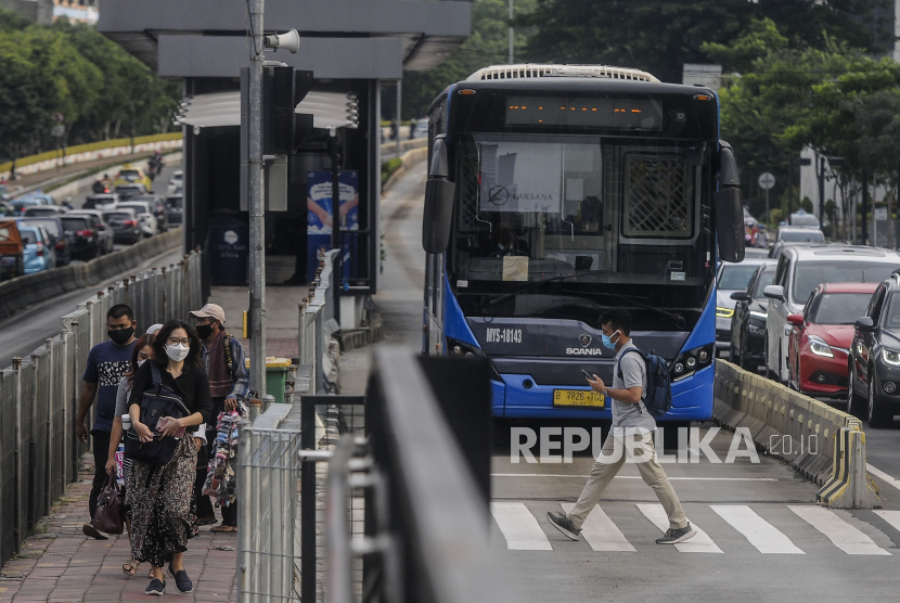 Bus Transjakarta (ilustrasi). PT Transportasi Jakarta (TransJakarta) menyesuaikan beberapa layanan sebagai bentuk dukungan pada penerapan sistem ganjil genap pada 25 titik yang berlaku mulai hari ini, Senin (6/6/2022).