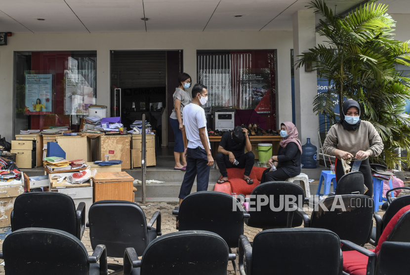 Karyawan menjemur perabotan kantor pascabanjir di salah satu bank swasta di Kemang, Jakarta, Senin (22/2/2021). Karyawan pertokoan, perkantoran hingga perbankan mulai membersihkan sisa lumpur dari banjir yang melanda kawasan tersebut pada Sabtu (20/2/2021). 