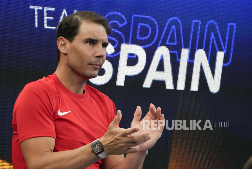  Rafael Nadal dari Spanyol bereaksi ketika dia menyaksikan rekan setimnya Paula Badosa melawan Harriet Dart dari Inggris dalam pertandingan Grup D mereka di acara tenis United Cup di Sydney, Australia, Ahad, 1 Januari 2023.