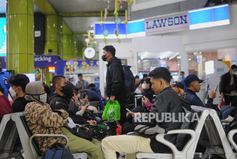 Pemudik menunggu kedatangan kereta di Stasiun Gambir, Jumat (14/4/2023). KAI Daop 1 Jakarta mencatat per 14 April 2023 terdapat keberangkatan 12.700 pemudik dari Stasiun Gambir pada masa angkutan Lebaran 2023.