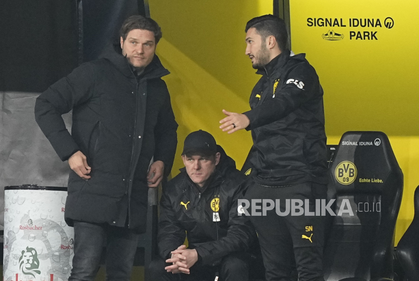 Nuri Sahin (kanan) saat masih menjadi asisten pelatih Borussia Dortmund, berbincang dengan pelatih Edin Terzic. Sahin sekarang dipromosikan sebagai pelatih kepala menggantikan Terzic.