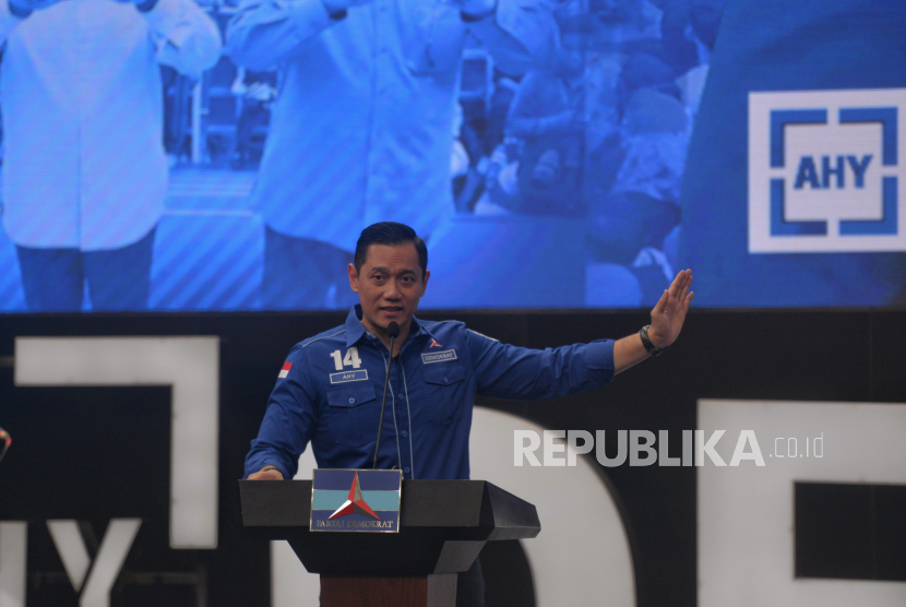 Ketua Umum Partai Demokrat Agus Harimurti Yudhoyono (AHY) menyampaikan pidato pada peringatan HUT ke-23 Partai Demokrat di Kantor DPP Partai Demokrat, Jakarta, Senin (9/9/2024). Peringatan HUT  ke-23 Partai Demokrat yang dihadiri oleh jajaran pengurus dan para kader ini mengusung tema 23 Tahun Demokrat untuk Rakyat, Lanjutkan Pembangunan Tingkatkan Kesejahteraan.