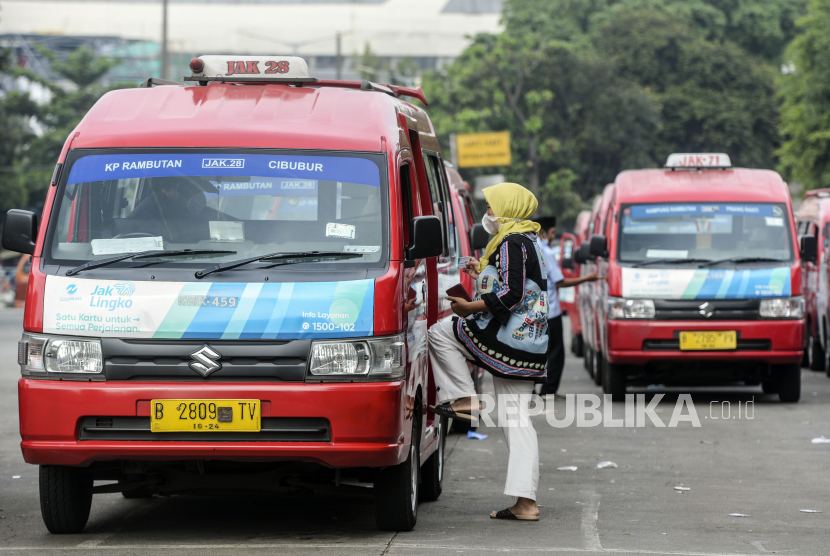 Penumpang menaiki angkutan umum (angkot) di Terminal Kampung Rambutan, Jakarta (ilustrasi). 