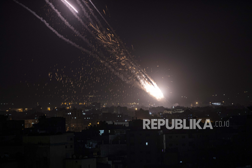 Penembakan roket Lebanon menyebabkan sirene serangan udara Israel meraung. Ilustrasi.