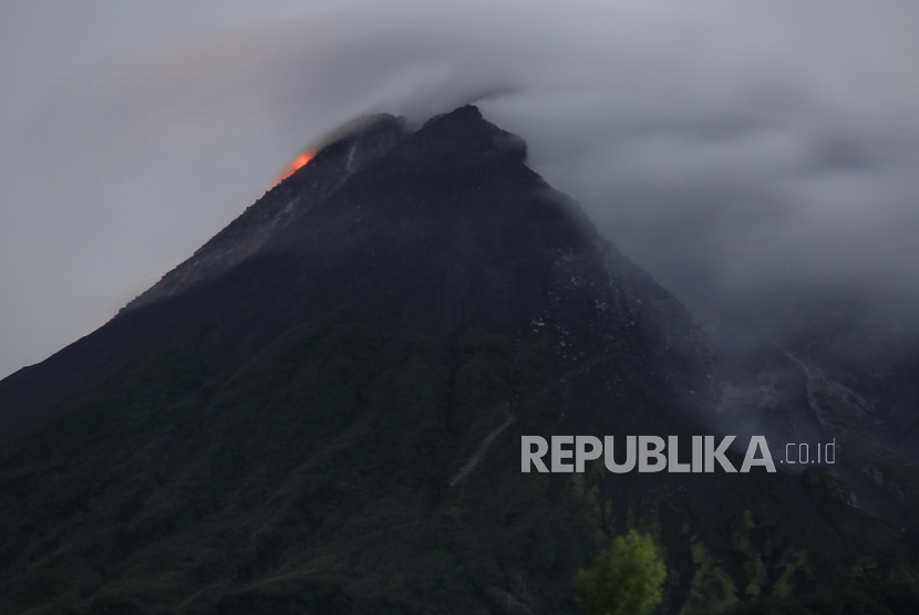 Luncuran lava pijar Gunung Merapi terlihat dari Desa Glagaharjo, Cangkringan, Kabupaten Sleman, Daerah Istimewa Yogyakarta, Rabu (24/1/2024).