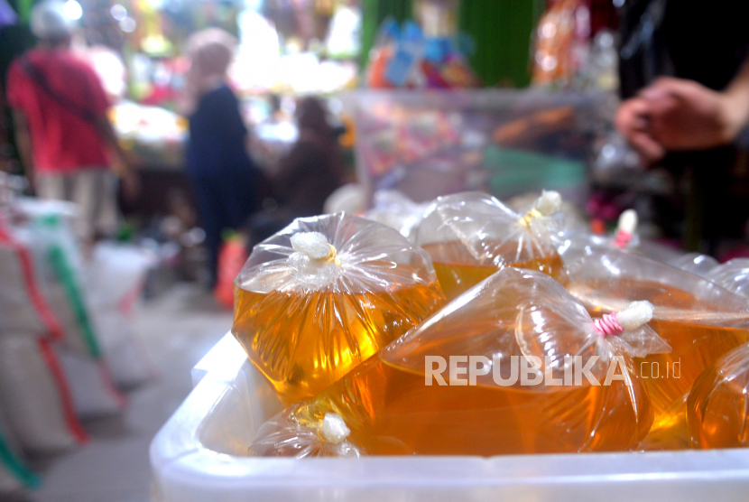 Stok minyak goreng curah di toko kelontong Pasar Kranggan, Yogyakarta, Ahad (20/2/2022). Minyak goreng masih langka di pasaran Yogyakarta. Pedagang juga mengakui pembelian minyak goreng untuk stok toko juga dibatasi. Sehingga toko kelontong juga membatasi pembelian oleh konsumen.