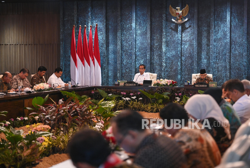 Presiden Joko Widodo (kedua kanan) didampingi Wakil Presiden Maruf Amin memimpin (kanan) sidang kabinet paripurna di Istana Garuda, Ibu Kota Nusantara (IKN), Penajam Paser Utara, Kalimantan Timur, Senin (12/8/2024). Sidang kabinet yang pertama kali diadakan di IKN tersebut membahas evaluasi pemerintahan pada tahun ini serta perencanaan tahun depan termasuk transisi pemerintahan Presiden terpilih Prabowo Subianto dan Wakil Presiden terpilih Gibran Rakabuming Raka. 