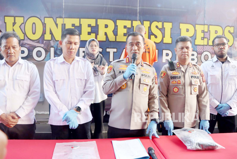 Kepala Polresta (Kapolresta) Cirebon Kombes Pol Arif Budiman menjelaskan pengungkapan kasus penganiayaan yang mengakibatkan korban meninggal duni
