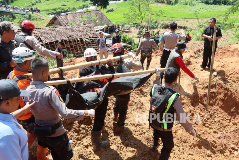 Dua korban anak yang tertimbun material tanah longsor di Kampung Sirnagalih, Kecamatan Banjarwangi, Kabupaten Garut berhasil ditemukan, Jumat (26/4/2024). 