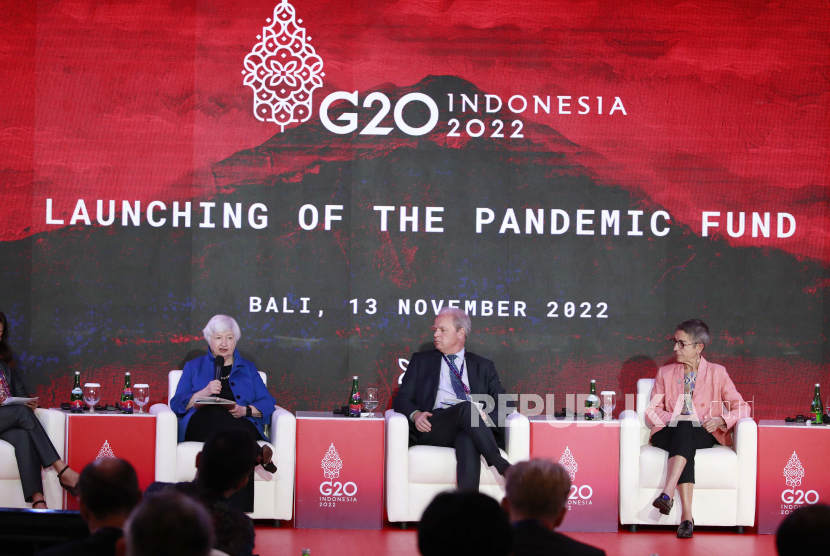 Menteri Keuangan AS Janet Yellen (kiri), Direktur Pelaksana Operasi Bank Dunia Axel van Trotsenburg (tengah) dan Wakil Direktur Jenderal Komisi Eropa Elena Flores menghadiri peluncuran dana pandemi sebagai bagian dari sela-sela KTT Pemimpin G20 di Bali, Indonesia, 13 November 2022. KTT Kelompok Dua Puluh (G20) Kepala Negara dan Pemerintahan ke-17 akan diselenggarakan di Bali pada 15-16 November 2022.