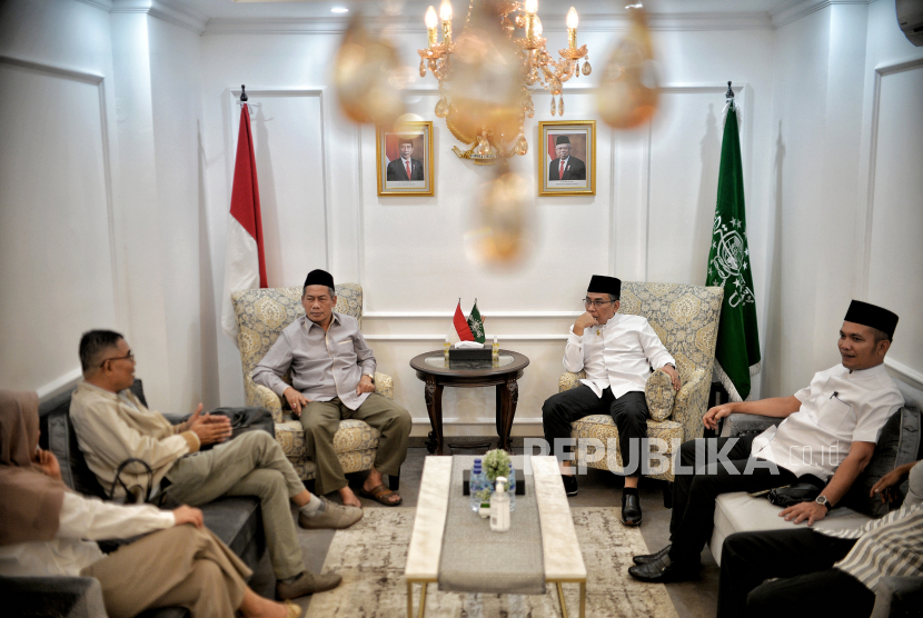 Ketua Umum PBNU Yahya Cholil Staquf (kedua kanan) berbincang bersama Sineas Garin Nugroho (kiri) saat melakukan pertemuan di Gedung PBNU, Jakarta, Selasa (31/1/2023). Pertemuan tersebut membahas tentang rencana pembuatan film dokumenter satu abada Nahdlatul Ulama.