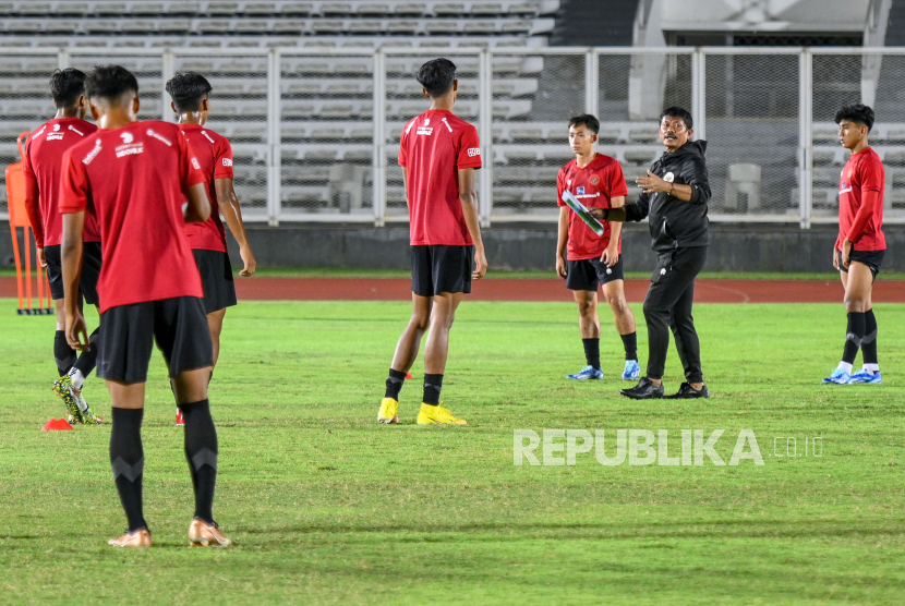 Pelatih Indra Sjafri (kedua kanan) memberikan instruksi kepada sejumlah pesepak bola Tim Nasional Indonesia U-20 saat sesi latihan di Stadion Madya Gelora Bung Karno, Senayan, Jakarta, Kamis (25/1/2024). Timnas U-20 akan melakoni laga persahabatan dengan Tim Nasional Thailand U-20 pada Jumat (26/1/2024) di Stadion Utama Gelora Bung Karno. 
