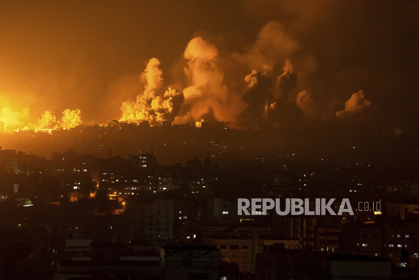 Api dan asap membubung menyusul serangan udara Israel, di Kota Gaza, Senin (9/10/2023)WIB.