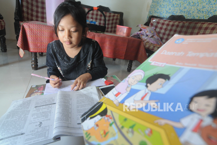 Siswa SD mengerjakan tugas sekolah saat pembelajaran mandiri di rumahnya di Pamekasan, Jawa Timur, Rabu (18/3/2020). (ANTARA/Saiful Bahri )