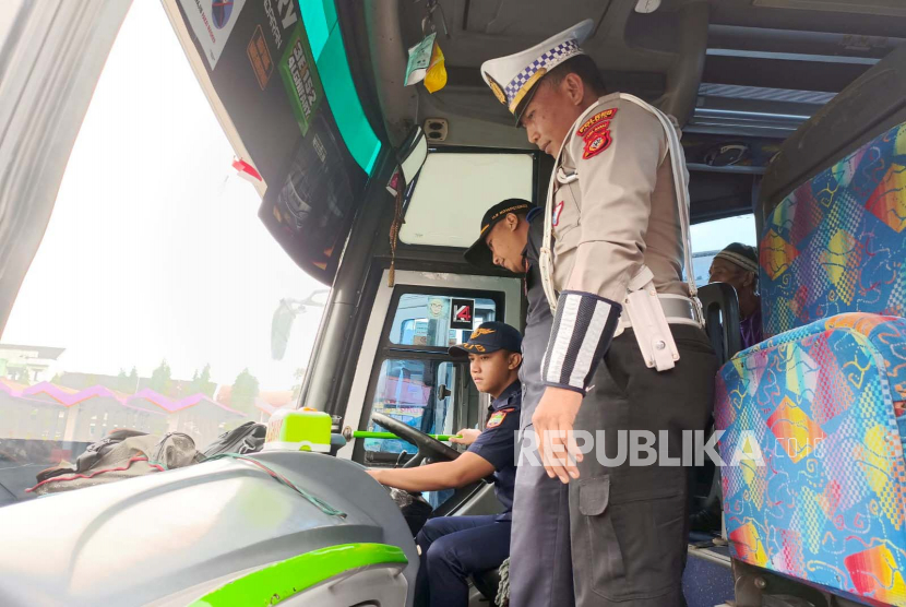 Petugas melakukan ramp check kendaraan (Ilustrasi)