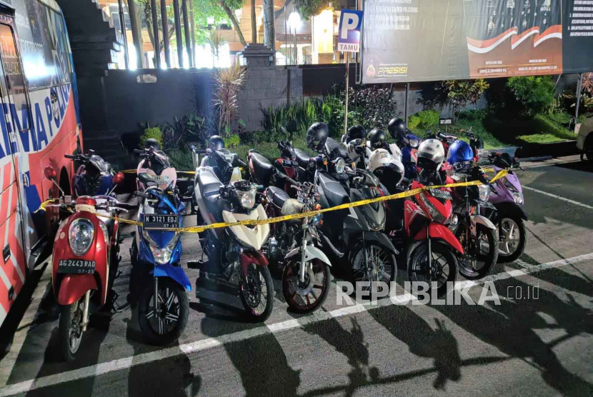 Sekitar 18 sepeda motor yang digunakan balap liar berhasil diamankan di Polresta Malang Kota (Makota), Jumat (31/3/2023). 
