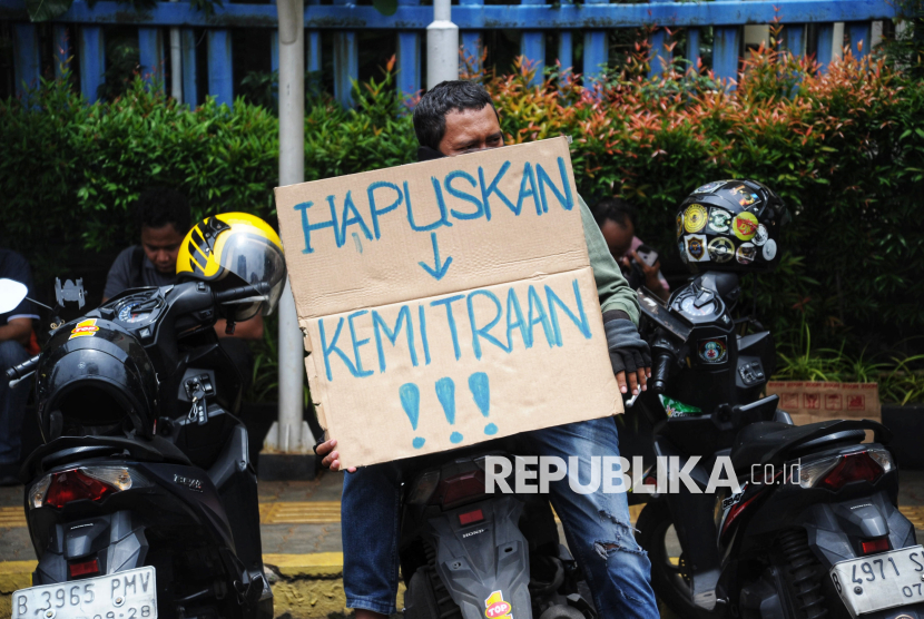 Sejumlah pengemudi ojek online (ojol) menggelar aksi demo di depan kantor Kemenaker RI, Jakarta Selatan, Senin (17/2/2025), menuntut perusahaan memberikan THR.