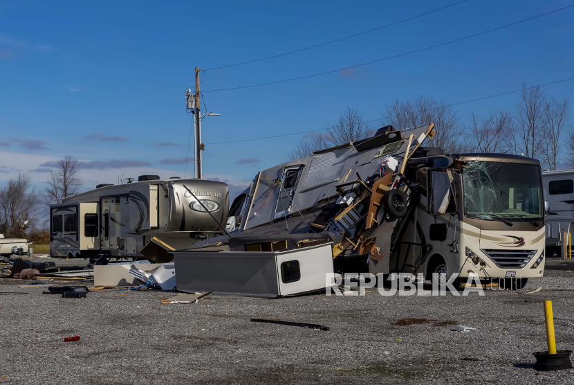 Kendaraan rekreasi rusak setelah tornado maut melanda di Mayfield, Kentucky, AS, 11 Desember 2021. Sebanyak 70 orang dikhawatirkan tewas di Kentucky akibat wabah tornado, menurut Gubernur Kentucky Andy Beshear. Gubernur Kentucky telah secara resmi mengajukan permintaan status bencana besar.