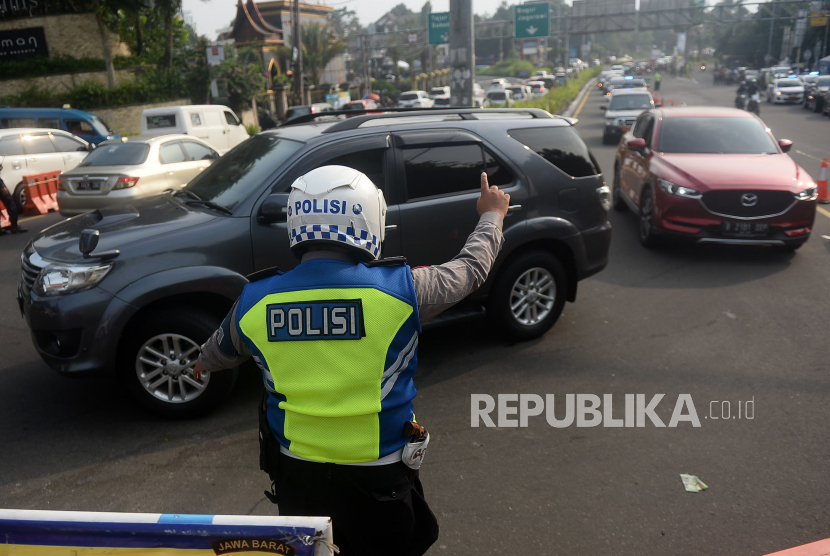 Polisi mengatur kendaraan yang berputar arah ketika dilakukannya penyekatan kendaraan oleh petugas gabungan (ilustrasi)