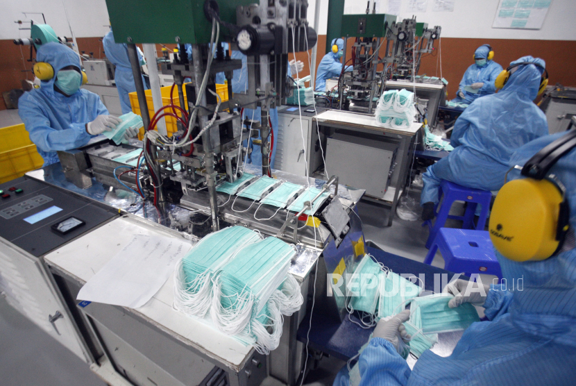 Sejumlah pekerja menyelesaikan pembuatan masker medis (ilustrasi). PT Indofarma (Persero) sedang memesan mesin untuk memproduksi masker medis dari China.