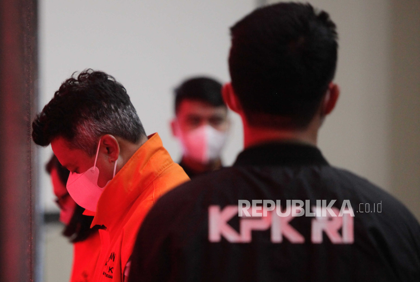Tersangka kasus dugaan tindak pidana korupsi pengadaan barang dan jasa di Basarnas tahun 2021-2023 Roni Aidil dan Marilya pasca-terjaring OTT di Gedung Merah Putih KPK, Jakarta, Rabu (26/7/2023).