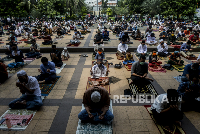 Masjid Agung Al-Barkah Bekasi Gelar Sholat Jumat Perdana. Sejumlah umat Muslim berdoa saat melaksanakan ibadah sholat Jumat di Masjid Agung Al-Barkah, Kota Bekasi, Jawa Barat. Ilustrasi