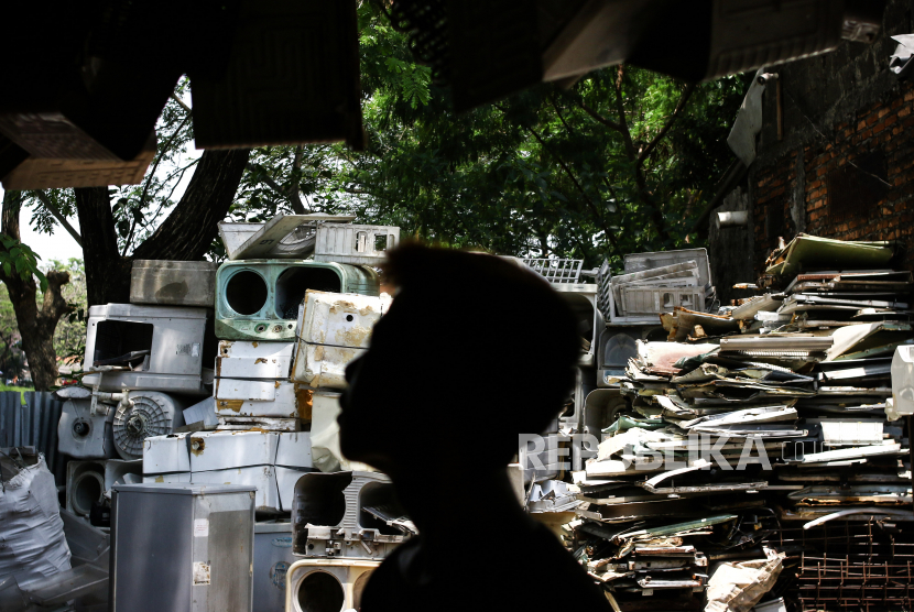 Pekerja memilih barang bekas di tempat pengepulan sampah elektronik di Jakarta. (Ilustrasi)