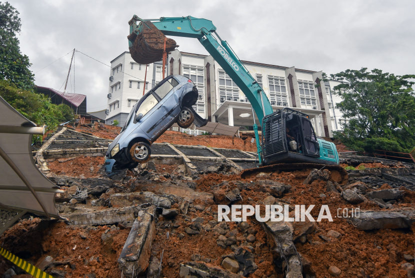 Belasan Kendaraan Tertimbun Longsor di Kampus UIN Imam Bonjol Padang