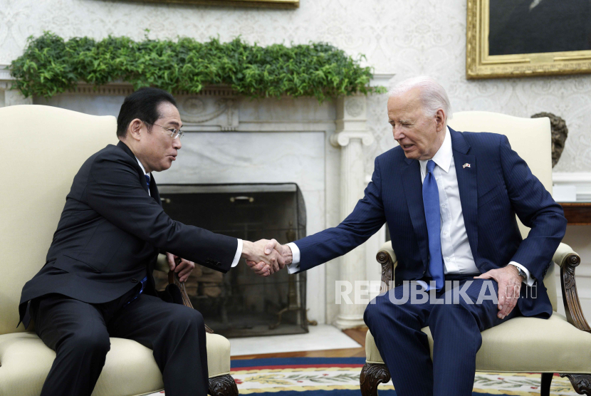 Presiden AS Joe Biden (kanan) berjabat tangan dengan Perdana Menteri Fumio Kishida (kiri) saat pertemuan mereka di Ruang Oval Gedung Putih di Washington, DC, AS, (10/4/2024).