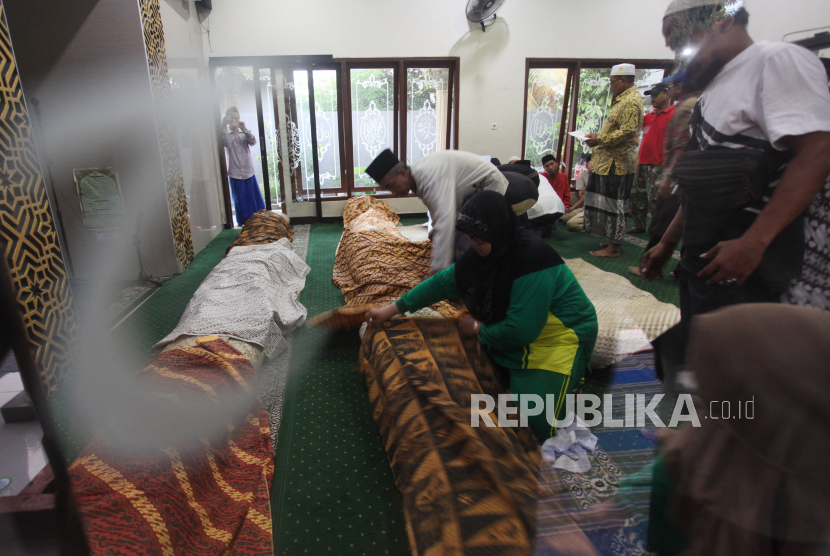  Warga bersiap menshalatkan jenazah korban kecelakaan bus pariwisata sebelum dimakamkan di Makam Islam Benowo, Surabaya, Jawa Timur, Senin (16/5/2022). Sopir Bus Kecelakaan Tol Sumo Gunakan Sabu