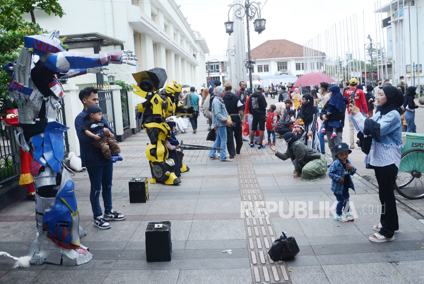 Pengunjung berfoto bersama para cosplayer berpenampilan hantu, super hero dan tokoh anime di tempat wisata cosplay di kawasan Gedung Meredeka, Jalan Sukarno, Kota Bandung (ilustrasi)