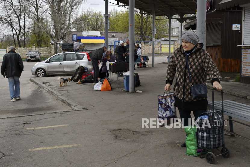Orang-orang menunggu transportasi selama evakuasi warga sipil di stasiun bus di Kramatorsk, Ukraina, Minggu, 17 April 2022.