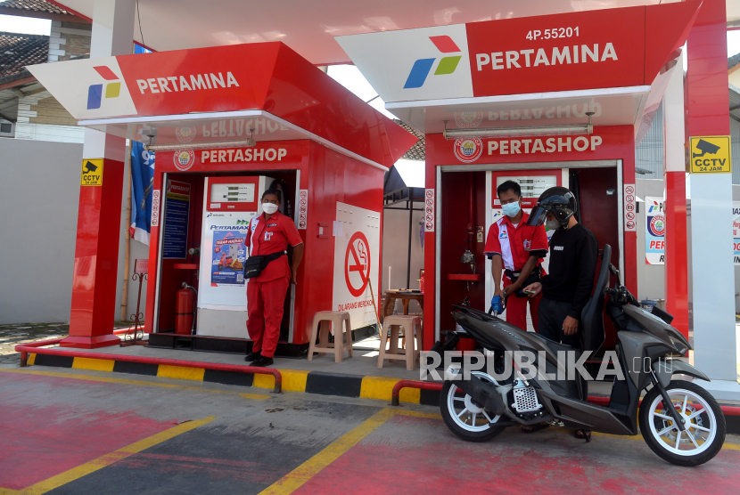 Warga mengisi bahan bakar minyak (BBM) di Pertashop, Yogyakarta.