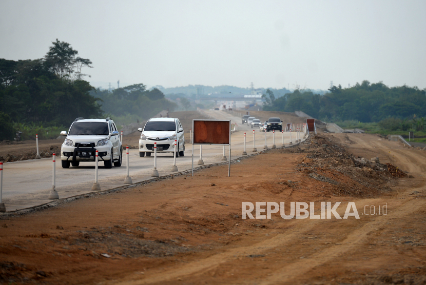 Kendaraan memanfaatkan Jalur Fungsional Jalan Tol Solo-Jogja di Sawit, Boyolali, Jawa Tengah, Ahad (16/4/2023). BRI Insurance membagikan tips mudik aman.
