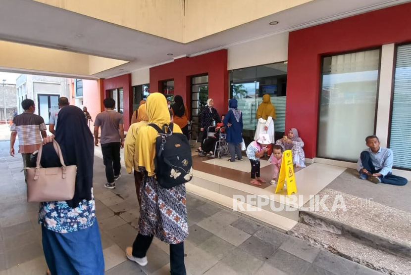 Rombongan keluarga dari salah satu korban PO Handoyo tengah menjenguk di Rumah Sakit Radjak Purwakarta, Sabtu (16/12/2023). 