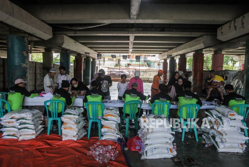 Petugas mengecek data warga penerima Bantuan Sosial (Bansos) Cadangan Beras Pemerintah (CBP) di kawasan Warakas, Tanjung Priok, Jakarta Utara, Selasa (20/2/2024).
