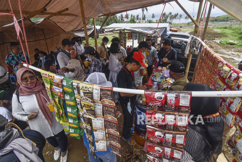 Sejumlah penonton berbelanja di warung milik yang ada di dalam area Pertamina Mandalika International Street Circuit di KEK Mandalika, Desa Kuta, Kecamatan Pujut, Praya, Lombok Tengah,NTB, Ahad (21/11/2021) lalu. Pemerintah Kabupaten Lombok Tengah, Nusa Tenggara Barat (NTB) telah membentuk panitia dalam rangka memfasilitasi pelaku UMKM yang bakal berjualan pada ajang Wolrd Supebike (WSBK) di Sirkuit Mandalika pada 3-5 Maret 2023.