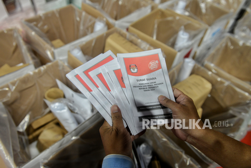 Ketua Kelompok Penyelenggara Pemungutan Suara (KPPS) melakukan setting packing logistik pemilihan umum (Pemilu) 2024 di GOR Cempaka Putih, Jakarta, Selasa (6/2/2024). Pilihlah pemimpin dengan rasional