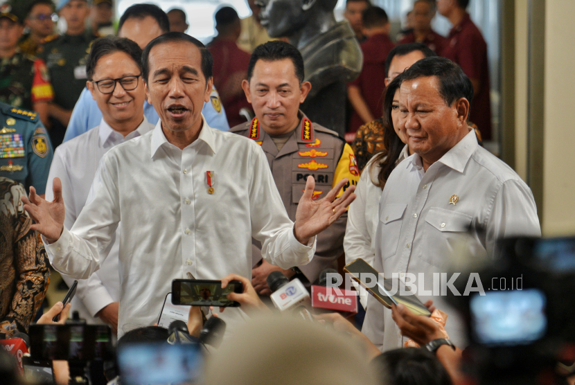 Presiden Joko Widodo bersama Menteri Pertahanan Prabowo Subianto. Pengamat menilai Nasdem bisa dijatah menteri bila tak gugat kemenangan Prabowo-Gibran.