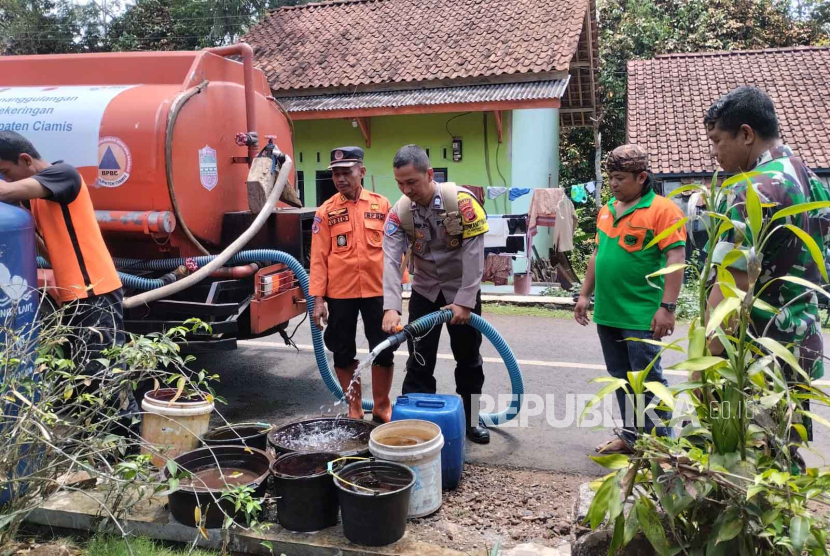 Ilustrasi bantuan air bersih.