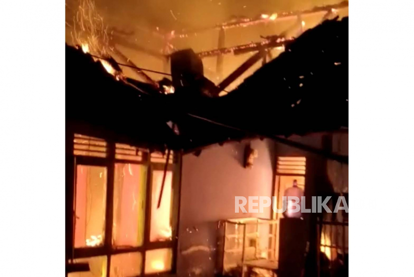 Kebakaran melanda sebuah rumah di Kampung Jatibayi, Desa Panyosogan, Kecamatan Luragung, Kabupaten Kuningan, Jawa Barat, Ahad (16/4/2023). 