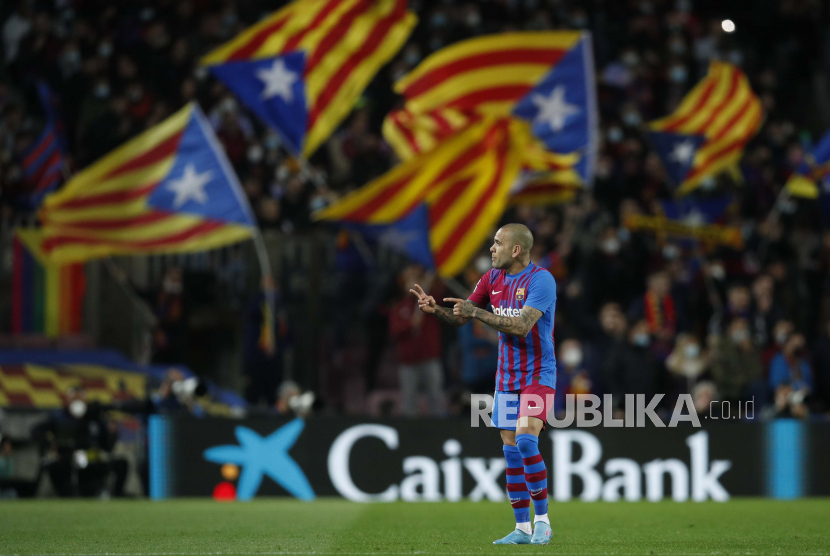 Bek FC Barcelona Dani Alves bereaksi selama pertandingan sepak bola LaLiga Spanyol antara FC Barcelona dan Athletic Bilbao yang diadakan di stadion Camp Nou di Barcelona, ??Spanyol, 27 Februari 2022.